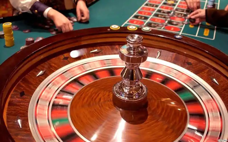 Dealer profesional memandu pemain dalam permainan kasino langsung di platform digital